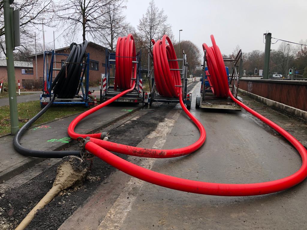 Rotes Kabel auf Kabeltrommel