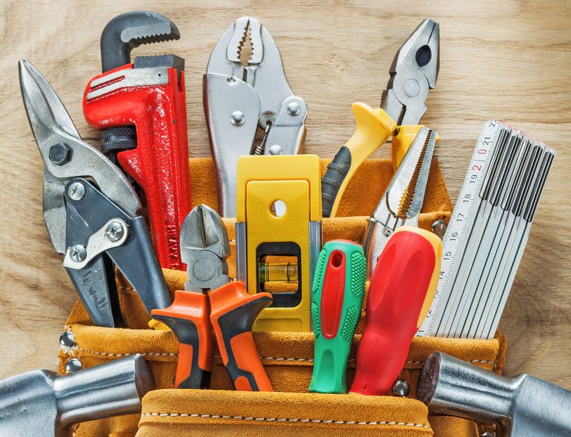 Eine Handwerkertasche mit vielen Werkzeugen