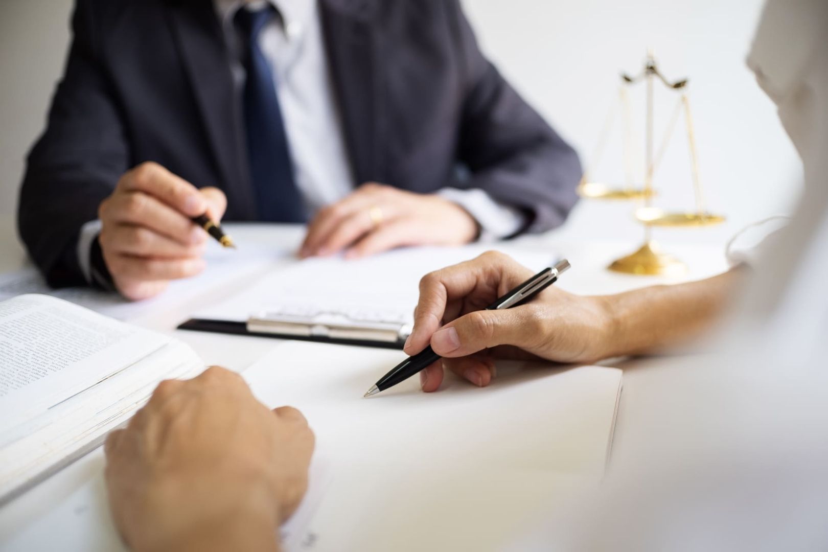 Zwei Personen besprechen einen Vertrag